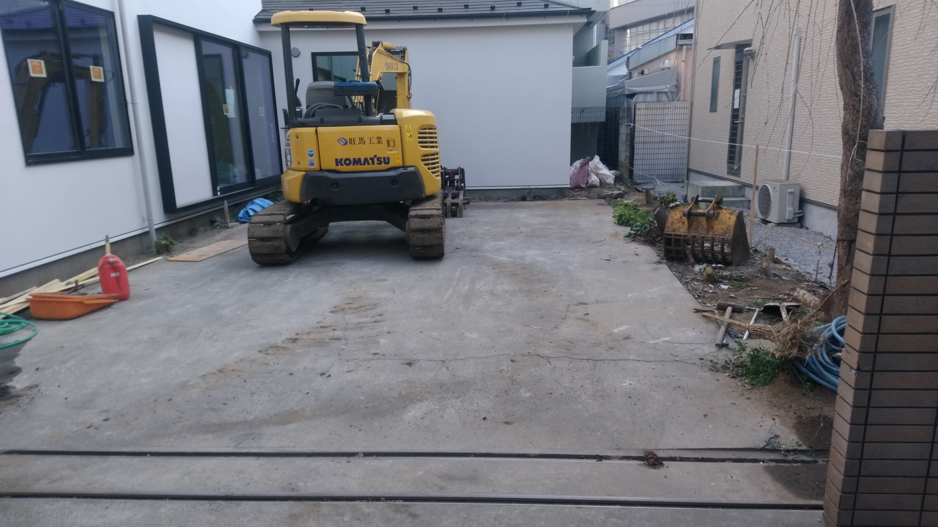 立川市曙町で土間コンクリート撤去作業を行わせていただきました。