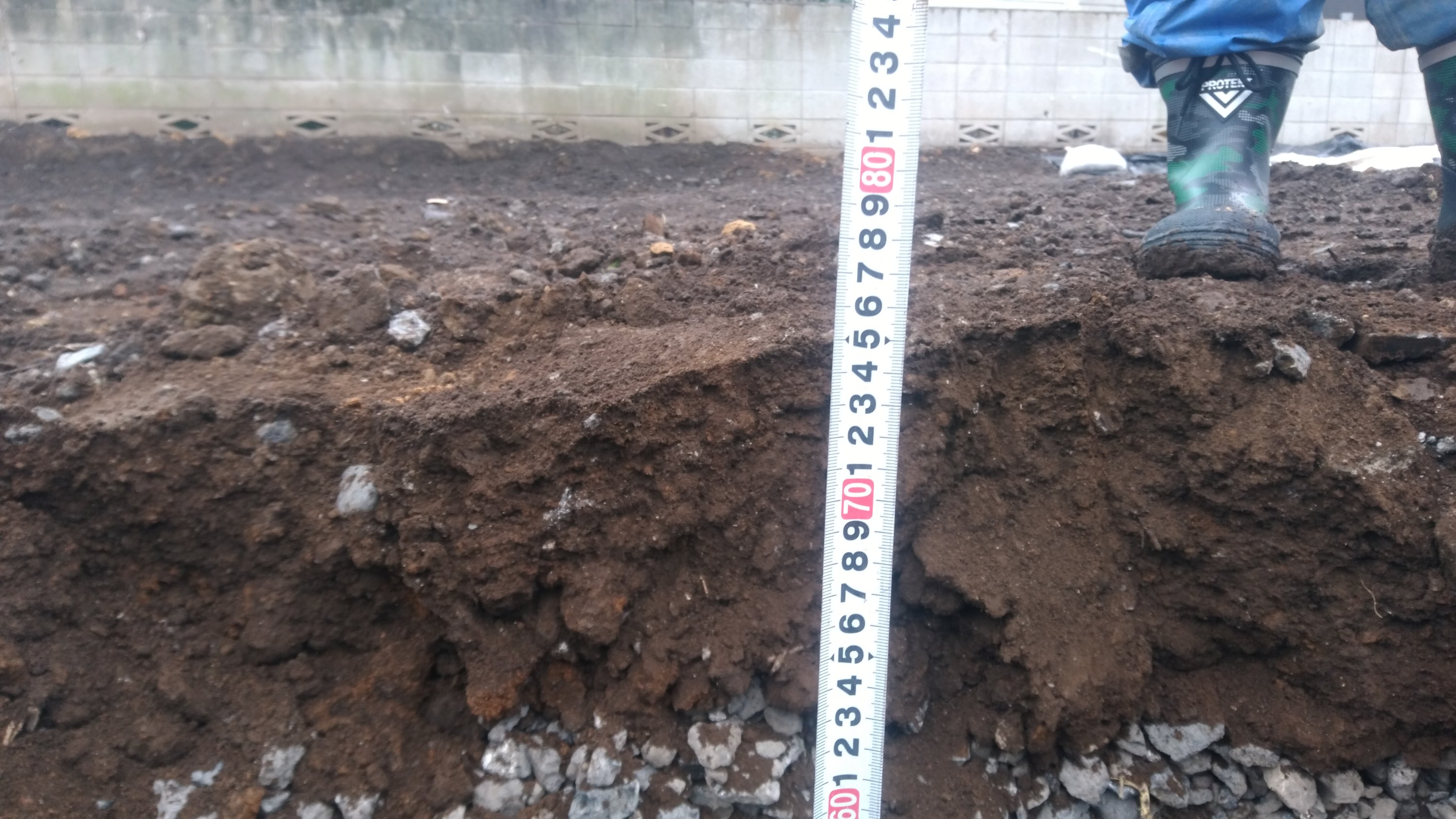 世田谷区で埋設物撤去及び井戸の山砂埋め戻し作業を行わせていただきました。